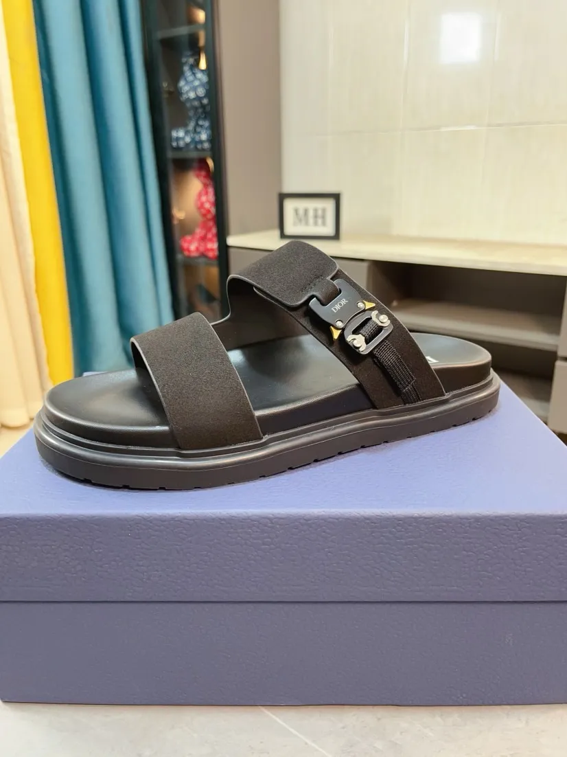 Men's Men's Shoes 💰320🌸🌸Dior Aqua Men's Sandals Slippers. Showcasing Dior haute couture design. The Dior gray suede strap is accented with an aluminum Dior buckle for added style. Paired with a comfortable tonal notch sole, they pair easily with shorts or jeans for a sophisticated look. Main body: suede cow leather, technical fabric lining: cow leather, with adjustable straps, aluminum Dior buckle, Dior gray EVA insole, tonal notch rubber outsole splicing structure👌👌size: 38-44 (45.46 customized)